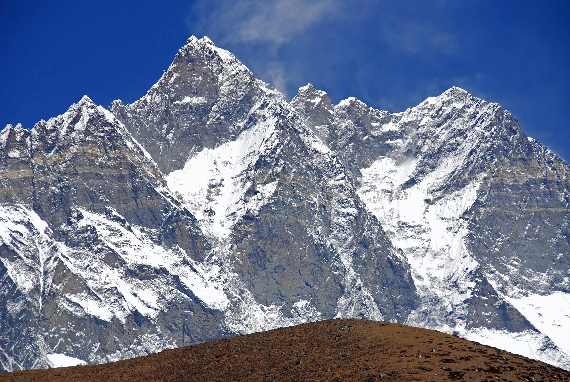 Mount everest is high in the world. Лхоцзе (Гималаи). Южная стена Лхоцзе. Лхоцзе восхождение. Гора Лхоцзе-средняя.